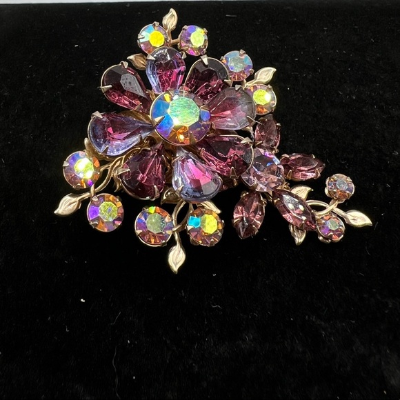 Vintage Aurora Borealis Purple Rhinestone Floral Brooch – Mid-Century Statement - Picture 4 of 4